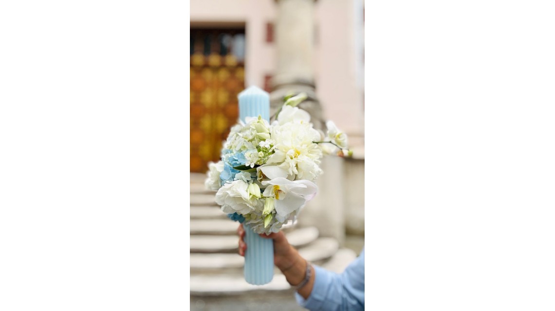 Lumânare scurtă botez stâlp bleu cu bujori albi si hortensii albastre 7